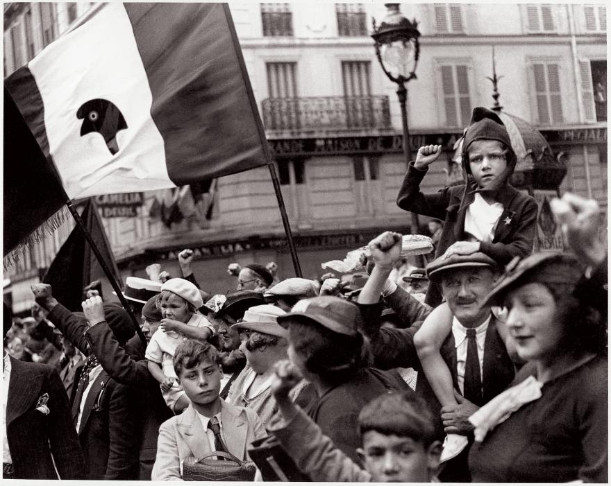 Willy Ronis, Le défilé de la victoire du Front populaire, rue Saint-Antoine, Paris