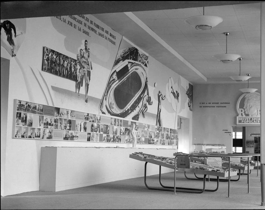 Roger Parry, Exposition sur Les Vertus du sport, France, [sd] © Donation Roger Parry, ministère de la Culture (France), MPP, diff. GrandPalaisRMN Photo