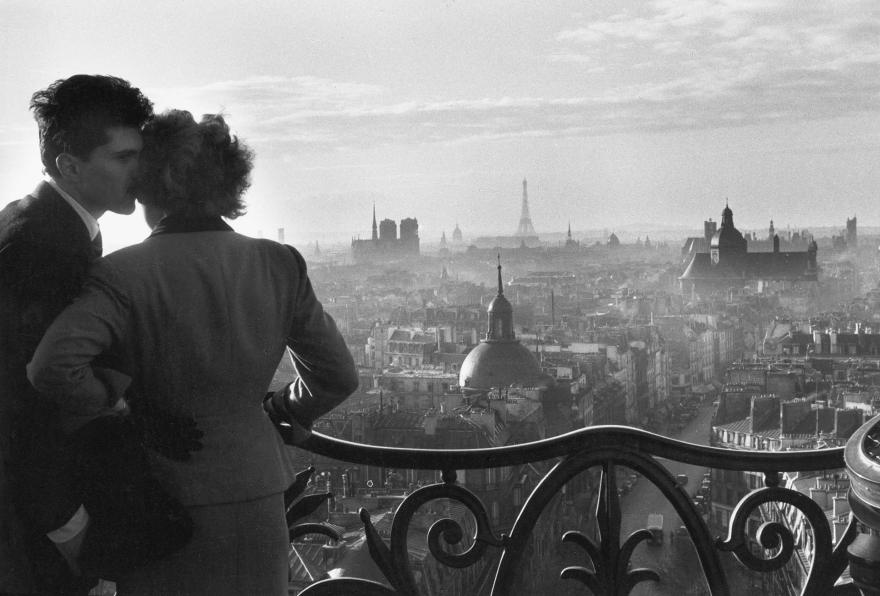Willy Ronis, Les Amoureux de la Bastille, Paris, 1957 © Donation Willy Ronis, ministère de la Culture (France), MPP, diff. GrandPalaisRMN Photo