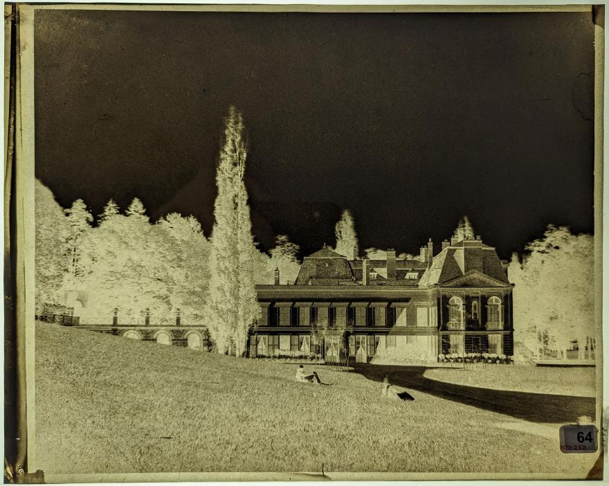 Louis Robert, Château de Villeneuve-l'Étang, négatif sur papier, v. 1850  © MPP, ministère de la Culture (France), diff. GrandPalaisRmn Photo.