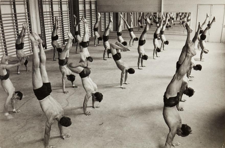 Jean Mounicq, Institut national du sport, gymnastique, Paris, , 1965 © Donation Jean Mounicq, ministère de la Culture (France), MPP, diff. GrandPalaisRmn Photo.