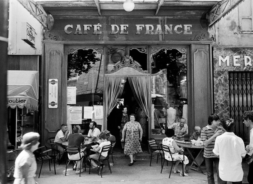 Willy Ronis, Le Café de France à L'Isle-sur-la-Sorgue (Vaucluse), 1979  © Donation Willy Ronis, ministère de la Culture (France), MPP, diff. GrandPalaisRmn Photo