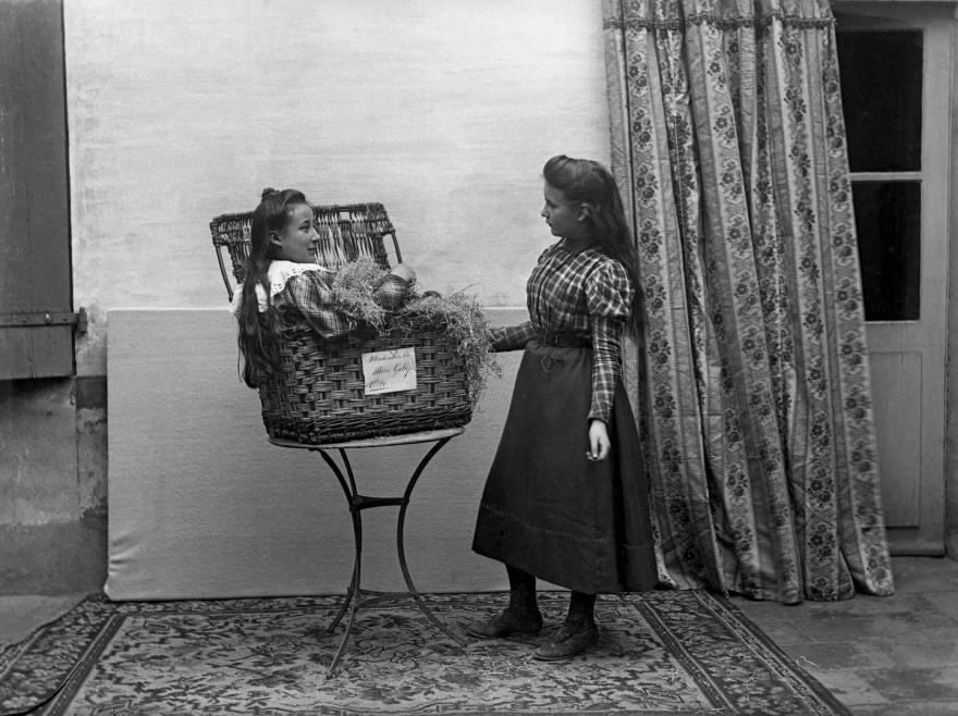 Amélie Galup, Un déballage ; une enfant sortant du panier, Albi (Tarn), 1898  © Donation Amélie Galup, ministère de la Culture (France), MPP, diff GrandPalaisRmn Photo