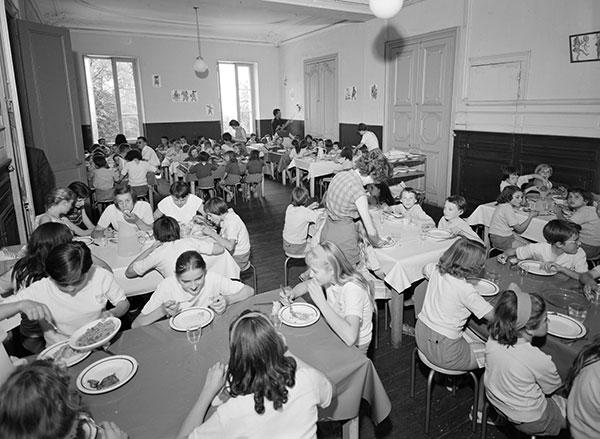 François Kollar, Le réfectoire du château Les Iris, colonie de vacances des établissements Poliet-et-Chausson à Lormont (Gironde), 1950 © Donation François Kollar, ministère de la Culture (France), MPP, diff. GrandPalaisRmn Photo