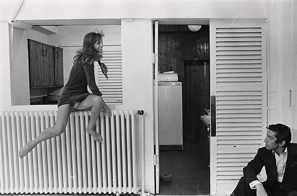 Gilles Caron, Serge Gainsbourg et Jane Birkin sur le tournage de Slogan, à Boulogne-Billancourt (Hauts-de-Seine), juin-juillet 1968 © Donation Gilles Caron, ministère de la Culture (France), Médiathèque du patrimoine et de la photographie