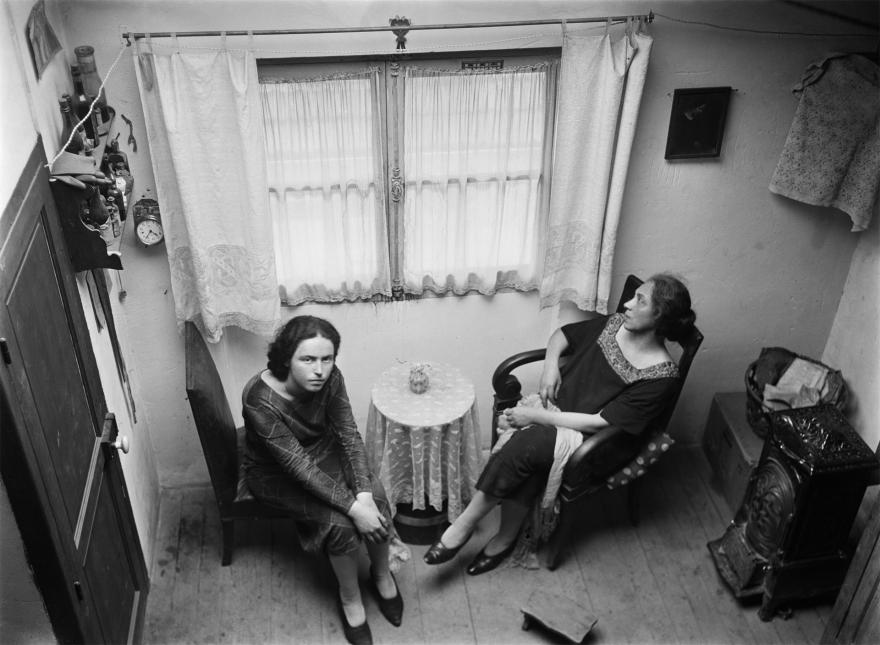 André Kertész, Eva et Ilka Révaï, France, 1927 © Donation André Kertész, ministère de la Culture (France), MPP, diff. GrandPalaisRmn Photo