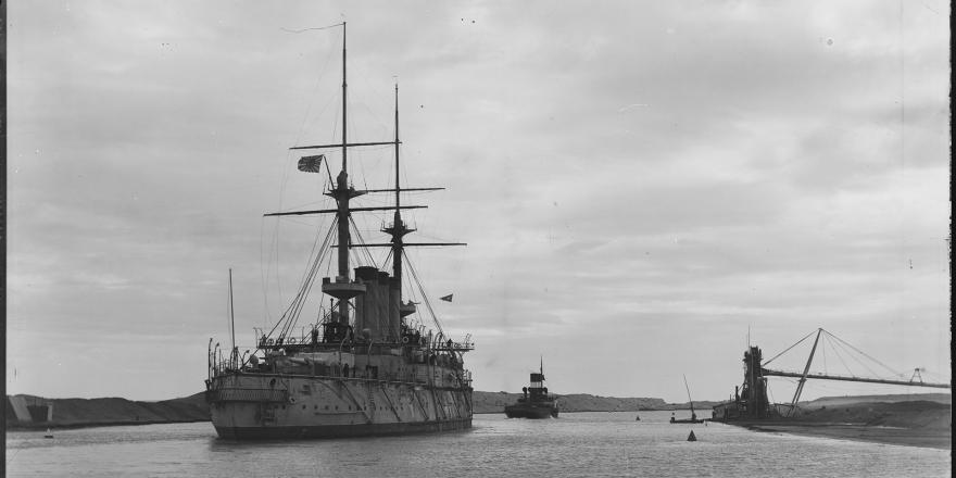 Compagnie universelle du Canal de Suez, Le cuirassé japonais Shikishima dans la courbe d’El Ferdane à Ismaïlia (Égypte), 1900 © Association du Souvenir de Ferdinand de Lesseps et du Canal de Suez, ministère de la Culture (France), Médiathèque du patrimoine et de la photographie, diffusion restreinte