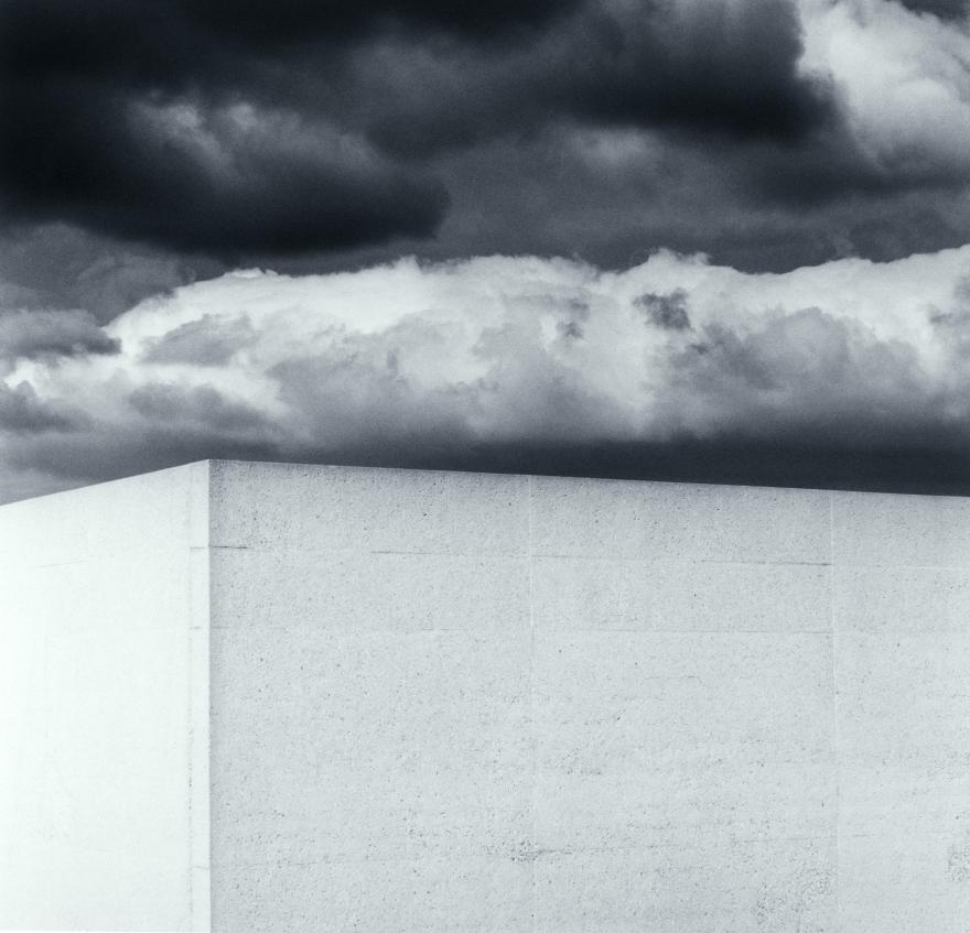 Michael Kenna, Camp de Rivesaltes, Study 16, Pyrénées-Orientales, France. 2022 ; [Étude 16.\ Extérieur du mémorial]. 