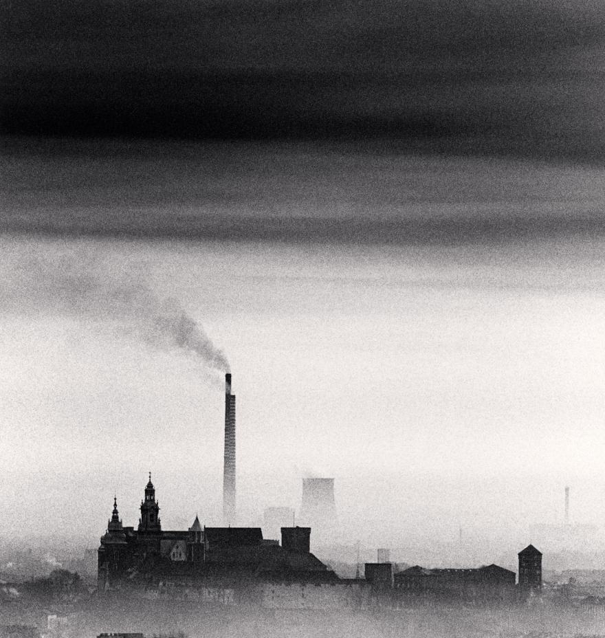 Michael Kenna, Wawel Castle and Chimneys, Kracow, Poland. 1992 ; [Château du Wawel et cheminées.\ Usine]. 