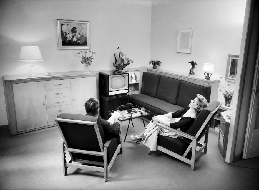 François Kollar, Commande EDF : commercialisation de l’électroménager. Couple devant le poste de télévision, années 1950 © Donation François Kollar, ministère de la Culture (France), Médiathèque du patrimoine et de la photographie, diff. GrandPalaisRmn Photo