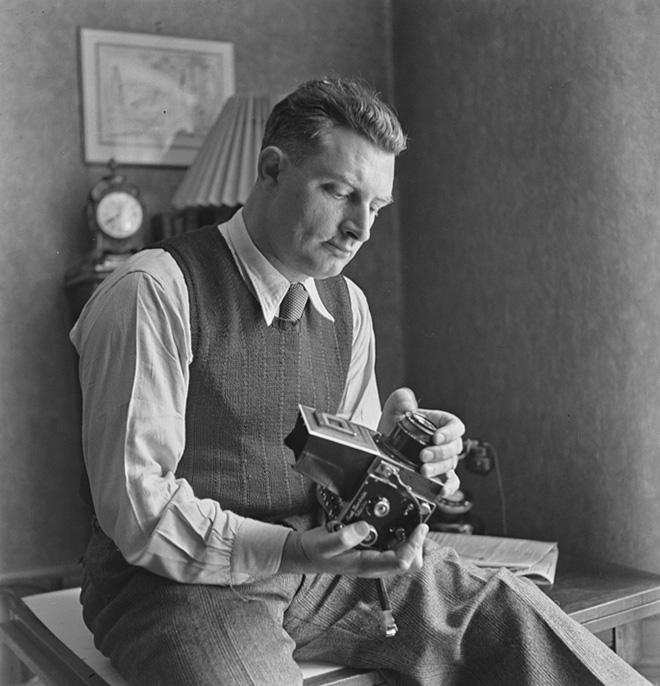 Jean Roubier, autoportrait préparant un appareil photographique,