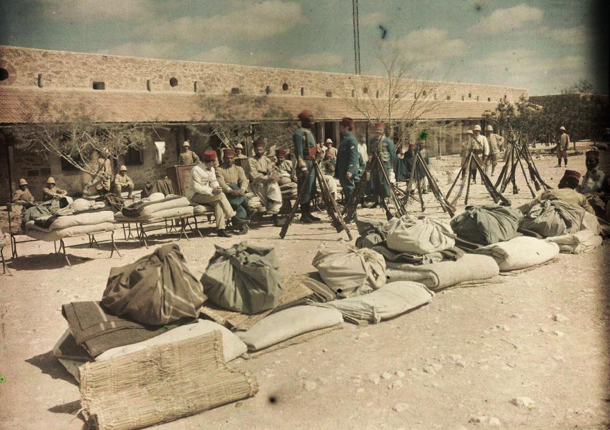 Dans la cour du camp militaire de Médenine