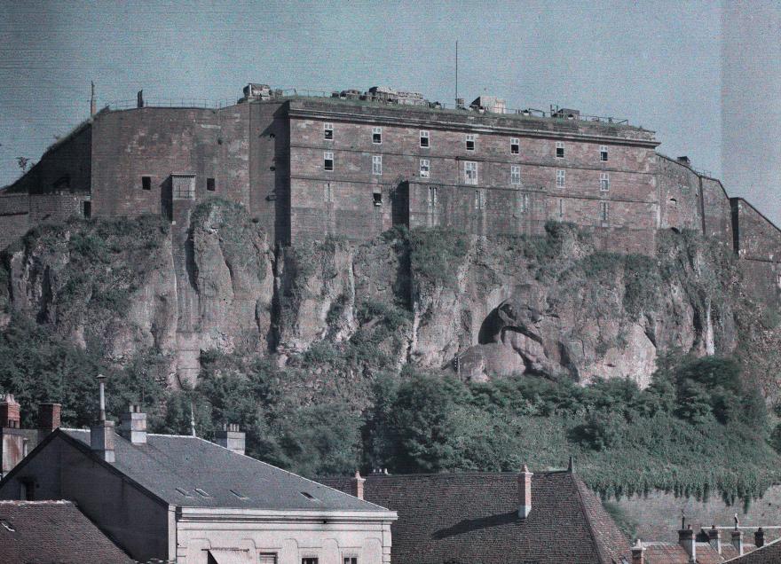 Vue de la citadelle sur le rocher dans lequel est sculpté le lion