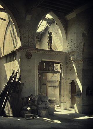 Intérieur d'église dont le toit est à moitié détruit.