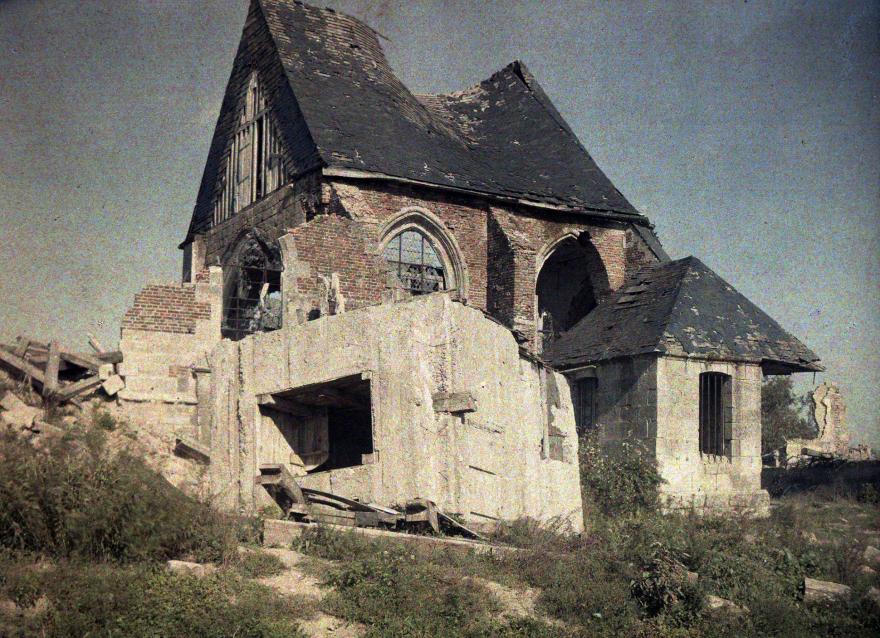 Vue en contre-plongée d'une église en grande partie détruite par l'artillerie.