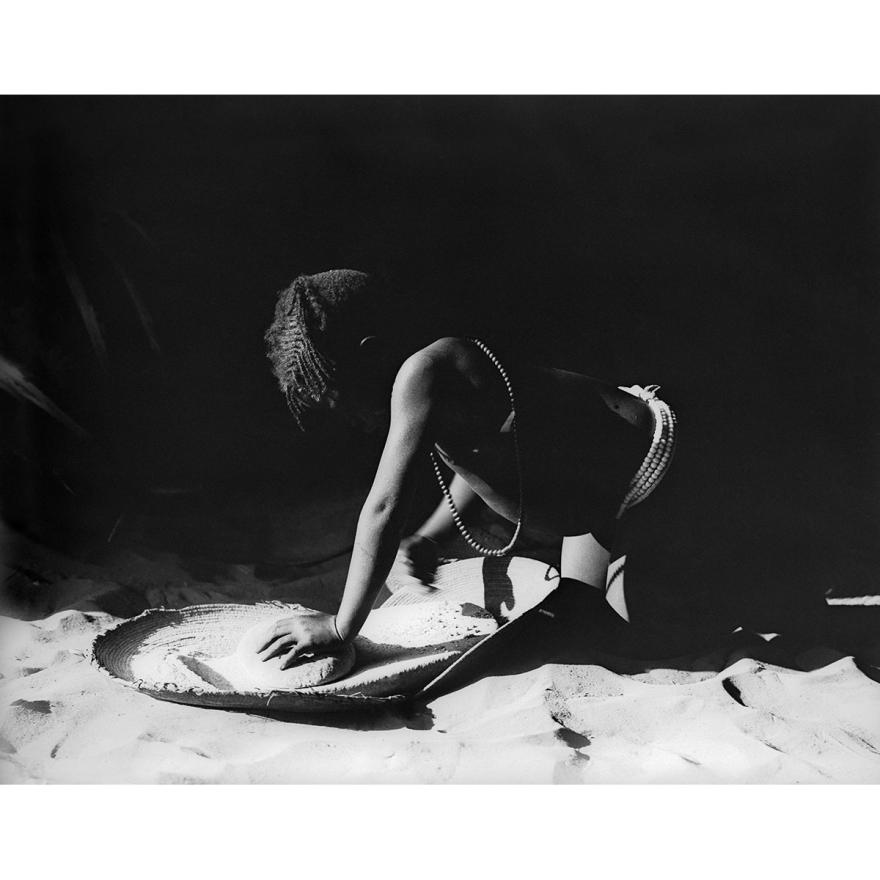 Marc Allégret, Affinage de la farine de manioc à la pierre à main dans une case, Tchad, Région du Moyen-Chari, Sarh,1925-1926