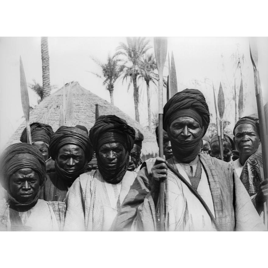 Marc Allégret, Les 'grands captifs' du Sultan de Bibémi ; [Groupe d'hommes portant des turbans sombres], Cameroun, Région du Nord, Bibemi, 1925-1926