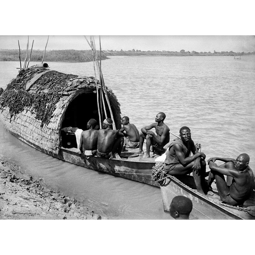 Marc Allégret, Les baleinières : sur le shimbeck sèchent au soleil les lanières de viande d'hippopotame ; [Des hommes assis sur des bateaux],1925-1926