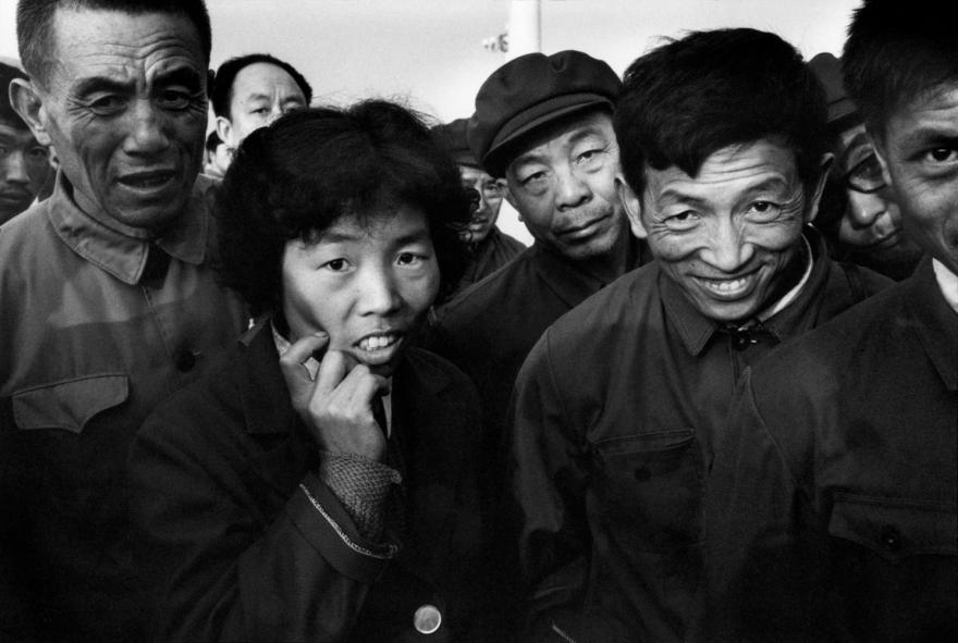 Patrick Zachmann, Un groupe de Chinois regardant « le long nez », terme qui désigne tous les Occidentaux, y compris le photographe. Pékin (Chine), 1982 