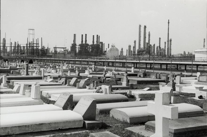 Le Diascorn François, Cimetière de l’église baptiste Zion Traveler ; Raffinerie Marathon Oil, Garyville, louisiane (États-Unis d'Amérique), 1983
