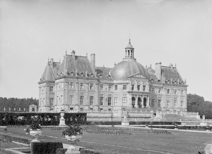 Gustave-William Lemaire, Ensemble sud, parterres de fleurs et statues, Maincy, (France)