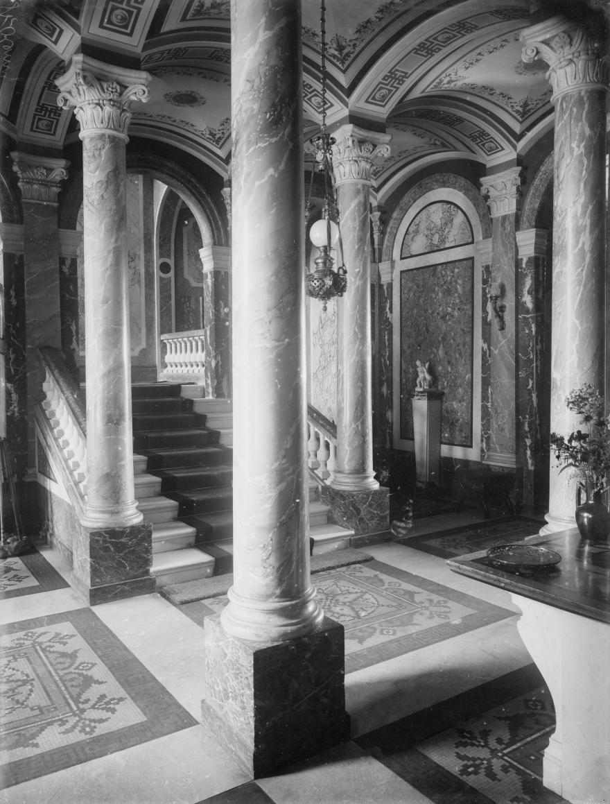 Gustave-William Lemaire, Intérieur : hall d'entrée à colonnes et départ d'escalier, Clairefontaine-en-Yvelines, (France), 1900-1920