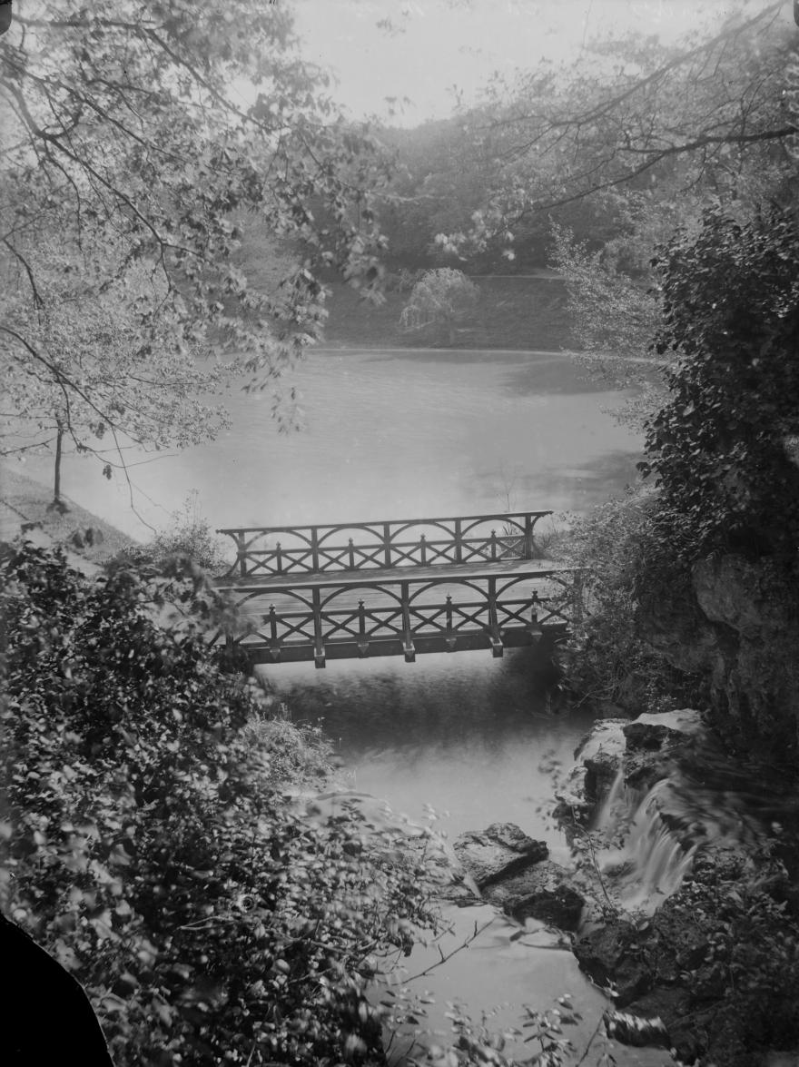 Gustave-William Lemaire, Parc : pont en bois sur un plan d'eau, Savonnières, (France),1900-1920