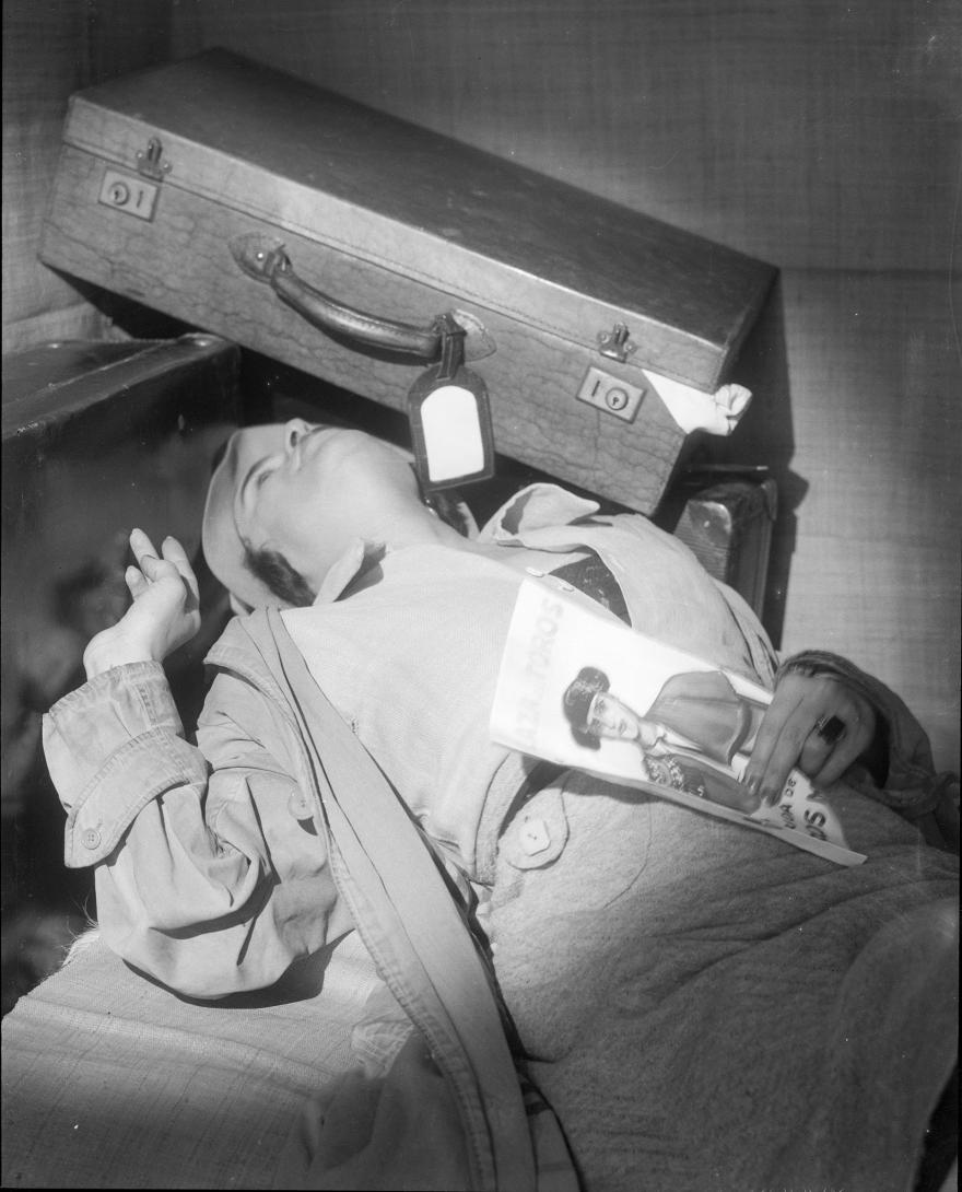 Roger Parry, Illustration de la couverture d'un roman de Maurice Marrou ; Une femme renversée et une valise, France, 1933