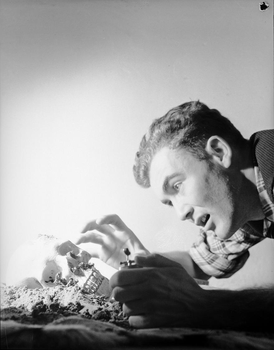 Roger Parry, Illustration de la couverture d'un roman de Raymond Fauchet ; Un homme (Fabien Loris) découvrant à la lueur de son briquet une tête de mort, France1934