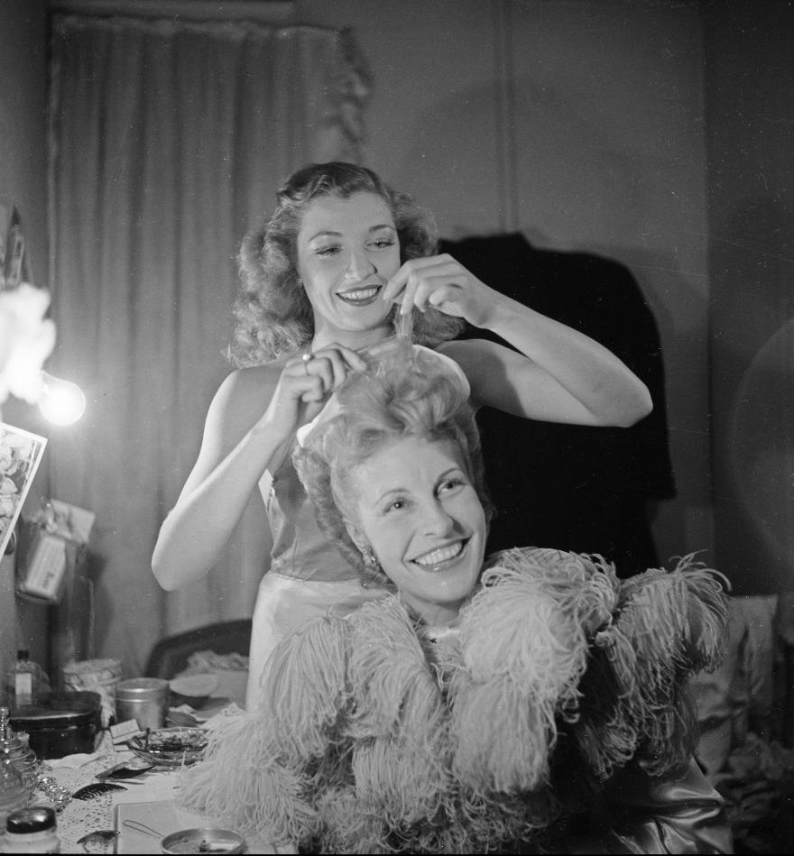 Roger Parry, Spectacle aux Folies-Bergères : Colette Fleuriot se préparant dans sa loge, Paris, (France), 1942