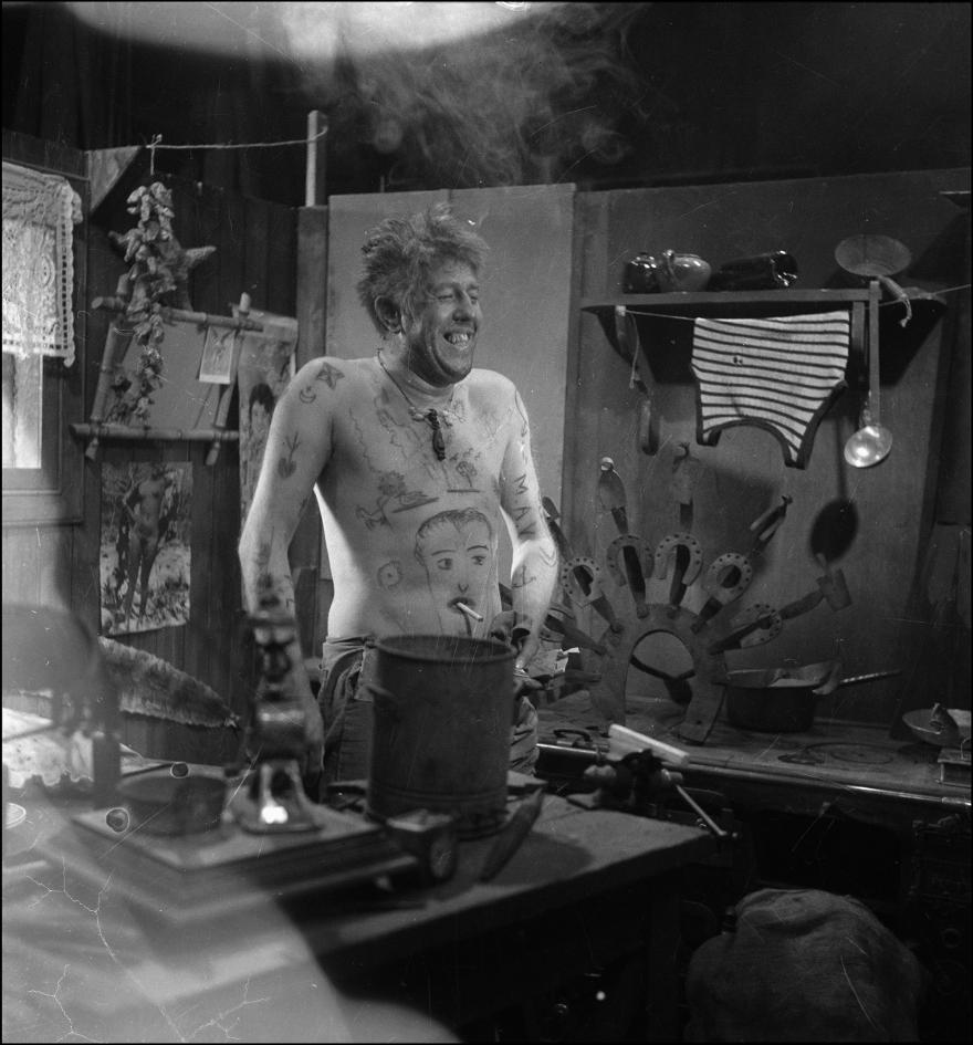 Roger Parry, Michel Simon torse nu et tatoué avec une cigarette conicée dans le nombril, France, 1933