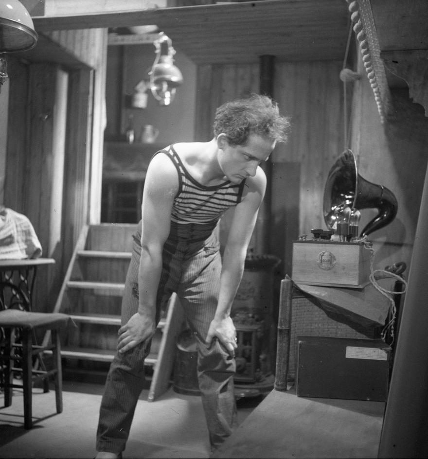 Roger Parry, Jean Dasté écoutant de la musique sur un gramophone, France, 1933