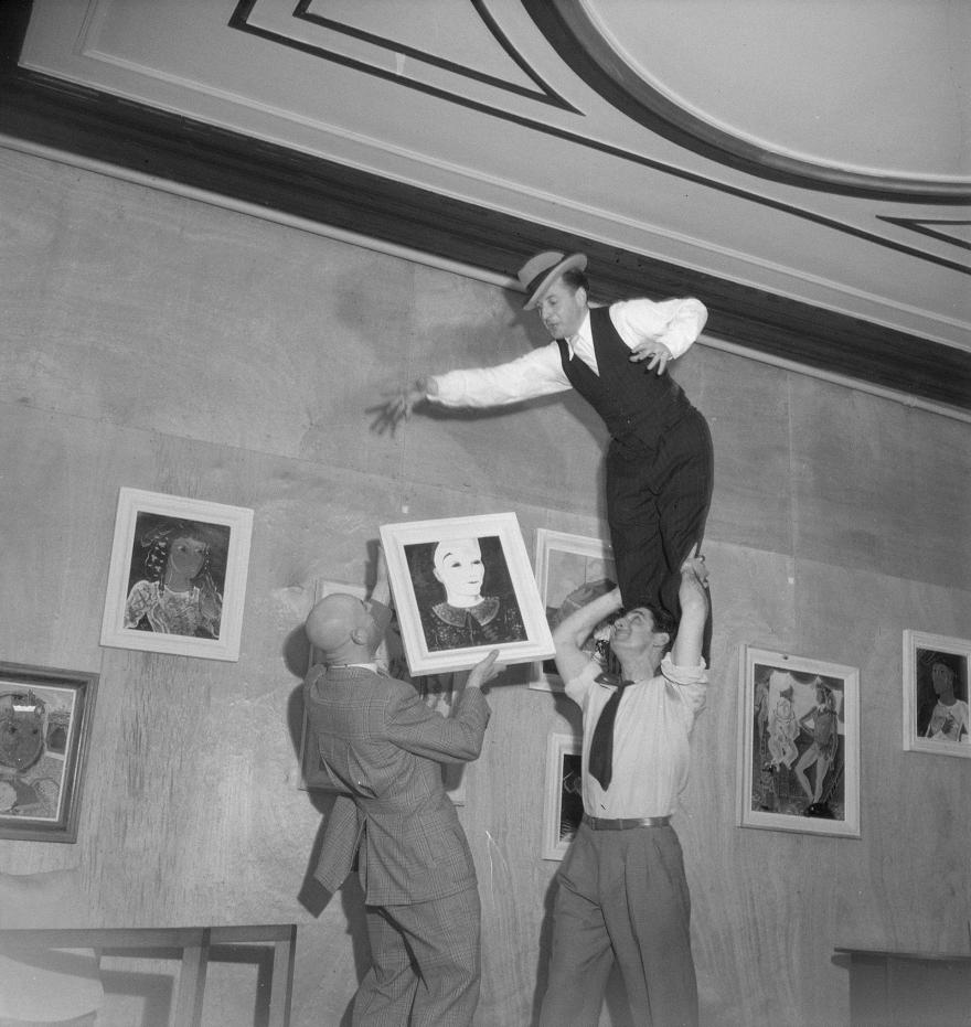 Roger Parry, Accrochage burlesque d'une exposition de peinture, Paris (France), 1943