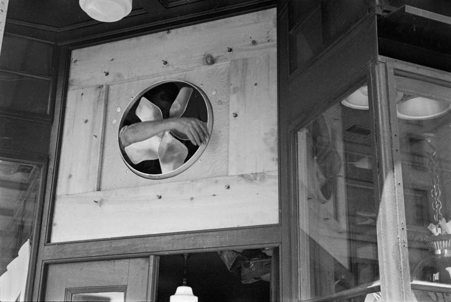 André Kertész, Bras s'extrayant d'un ventilateur d'un restaurant de la cinquième avenue, New York,(États-Unis), 1937