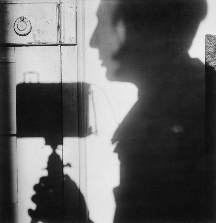 André Kertész, [Autoportrait], Paris, (France), 1927