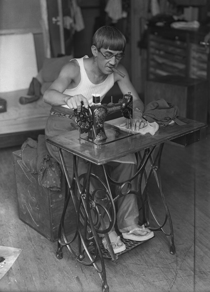 André Kertész, Foujita à sa machine à coudre, France, 1928