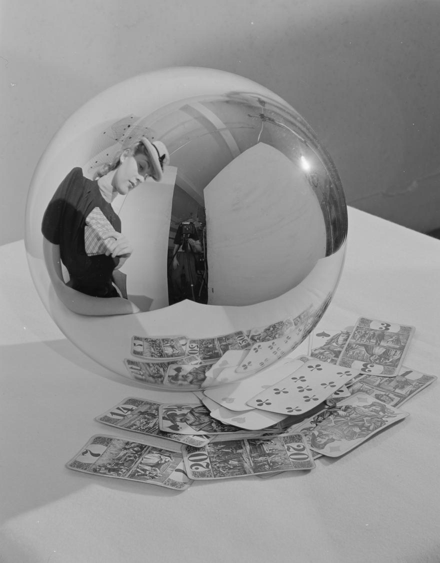 André Kertész,Portrait d'un modèle tirant les tarots dans une boule de cristal, New York, (États-Unis) 1941
