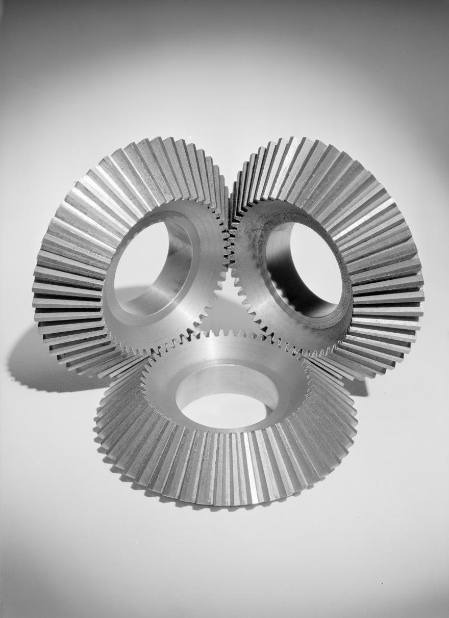 René-Jacques, Trois roues crantées les unes dans les autres, dont une verticale, France, vers 1945