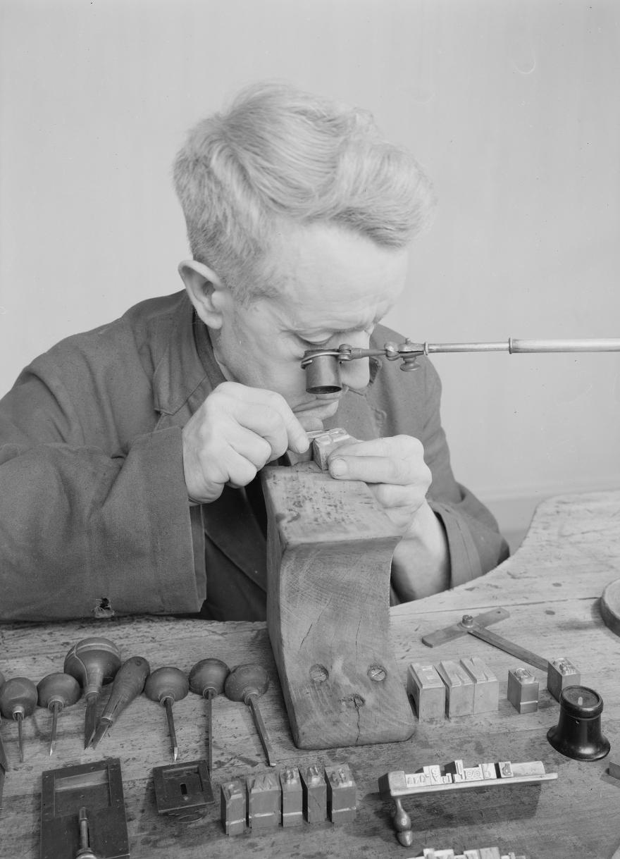 René-Jacques, Ouvrier typographe graveur fabricant des caractères d'imprimerie,paris, France, 1946