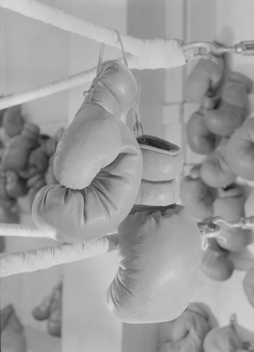 René-Jacques, Projet d'illustration pour Les Olympiques de Henry de Montherlant : coin d'un ring et gants de boxe accrochés, France, 1948