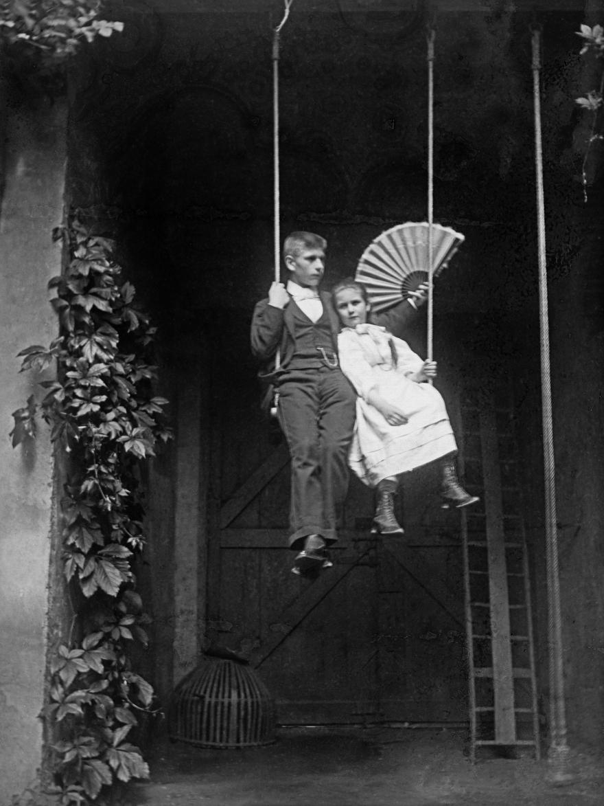 Amélie Galup, Sur le trapèze, France, 1896