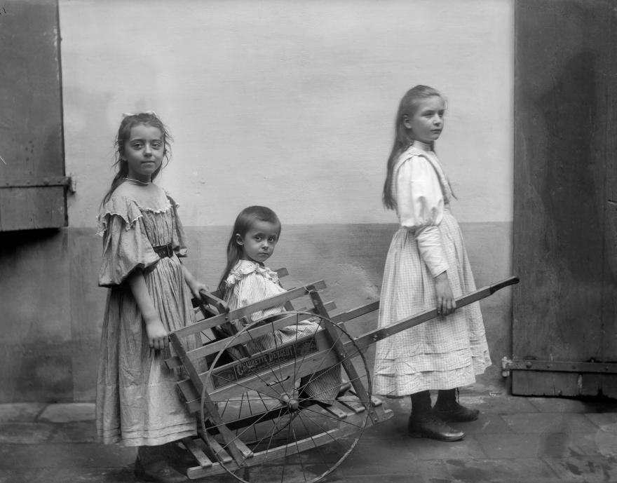 Amélie Galup, Trois amies, France, 1896