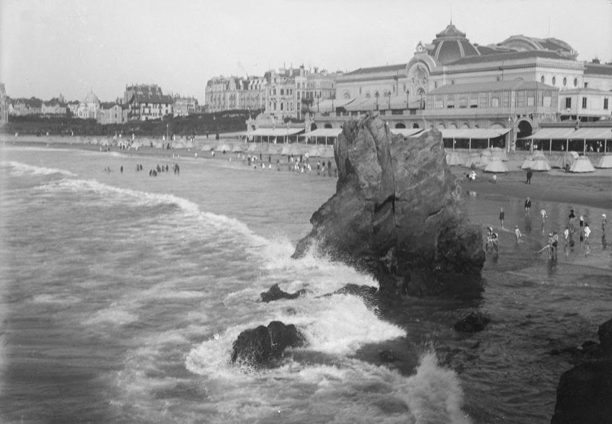 Amélie Galup,  Casino, Biarritz ; [Bord de mer], (France), 1907
