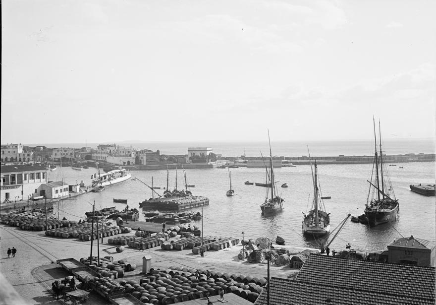 Paul Lancrenon, La darse ou bassin. Tonneaux sur le quai, Alger, (Algerie), 1905