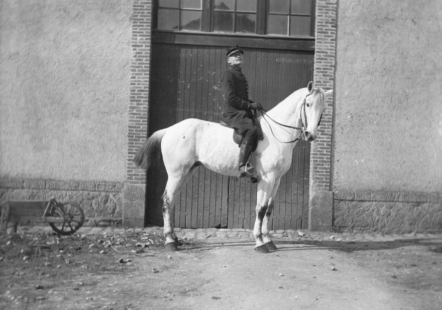 Paul Lancrenon, Médecin aide major Huot à cheval, de profil vers sa gauche,  Vannes, (France)