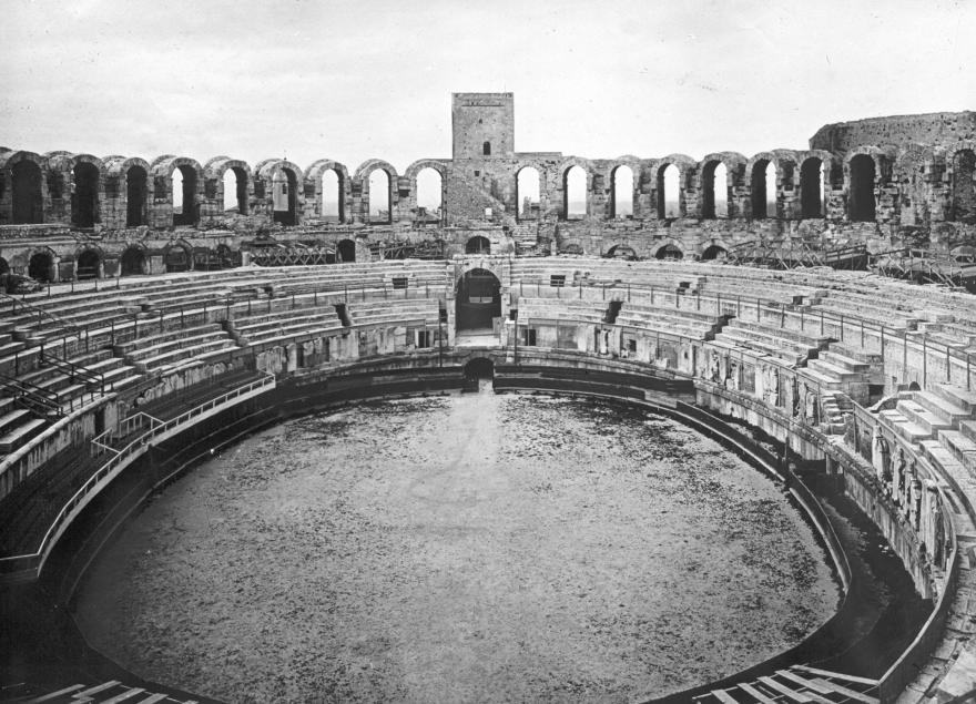 Touring Club de France, Vue d'ensemble de l'arène et des gradins, Arles, France