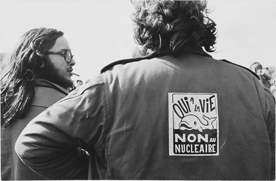 Jean Pottier, Blouson décoré d'un slogan antinucléaire, Erdeven, Morbihan 1975.03.31