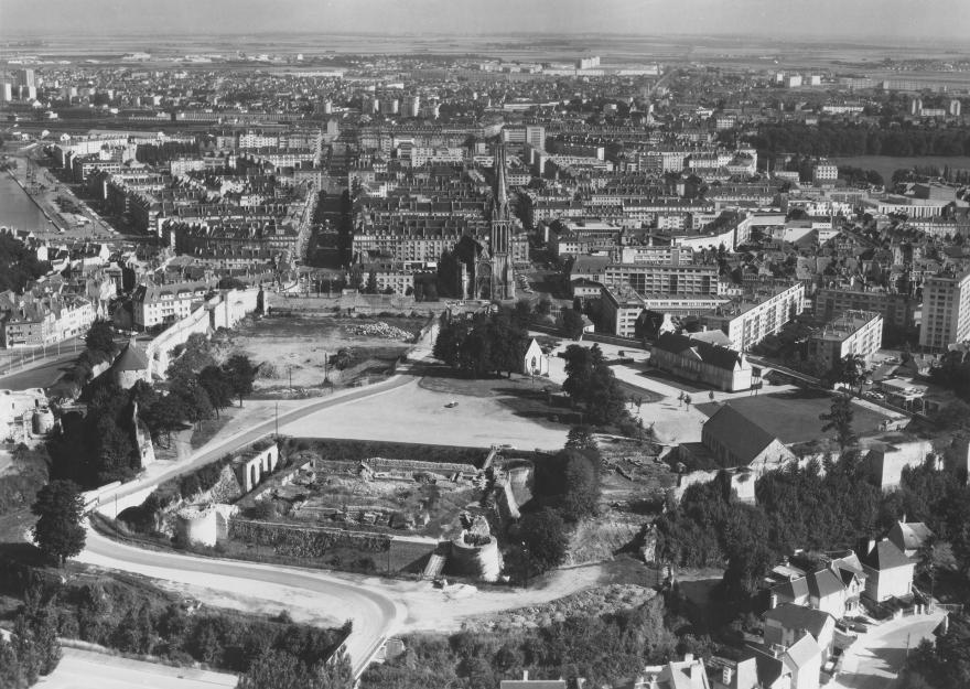 Roger Henrard, Prise de vue en hauteur du château de Caen (Calvados) 