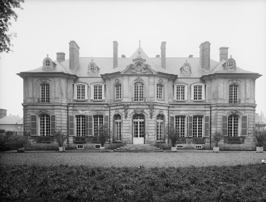 Georges Estève, Façade sur le parc : vue axiale du chateau de Jossigny, Jossigny, (Seine-et-Marne), 1955
