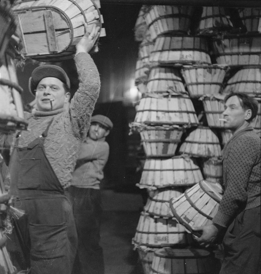 Jean Roubier, Halles de Paris : déchargements nocturnes de bourriches, Paris (1er arrondissement), 1930-1950